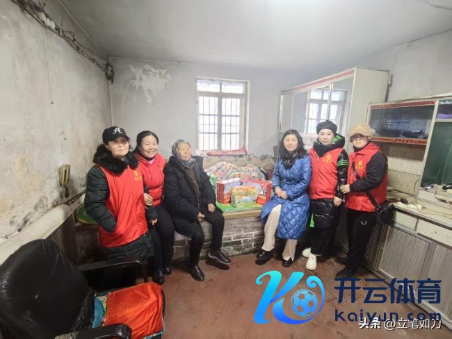 母亲带12岁犬子给环卫工免费送元宵 用行径善良社会!