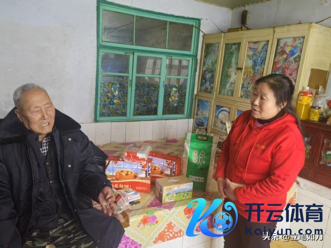 母亲带12岁犬子给环卫工免费送元宵 用行径善良社会!