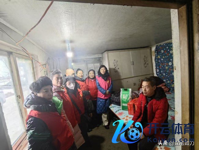 母亲带12岁犬子给环卫工免费送元宵